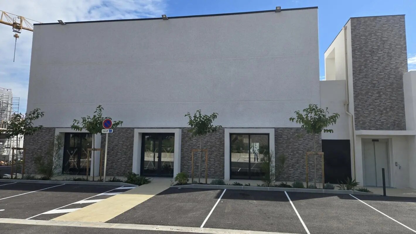 Retail in Cuers for sale Building Photo- Image 1 of 5