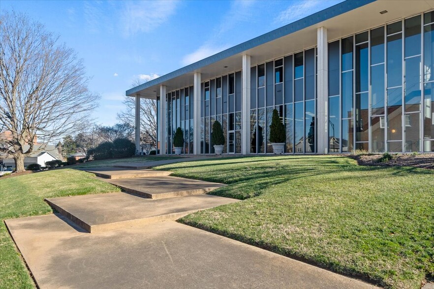 110 N Center St, Hickory, NC for sale - Building Photo - Image 1 of 1