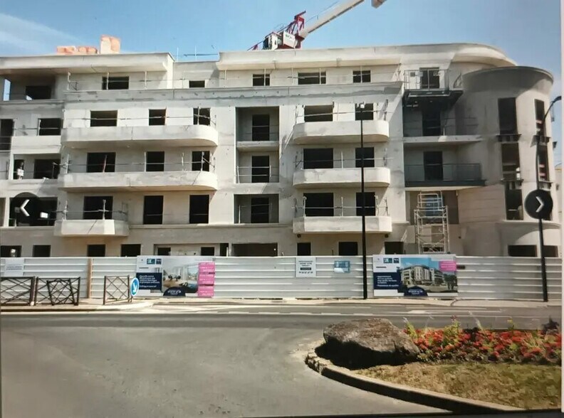 Retail in Le Plessis-Trévise for lease - Construction Photo - Image 2 of 6