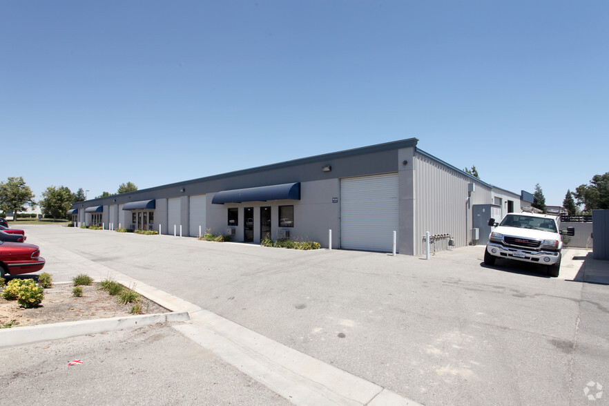 3331 Pegasus Dr, Bakersfield, CA for lease - Building Photo - Image 2 of 15