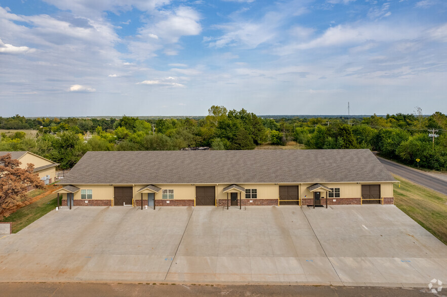 6932 Highwater Cir, Edmond, OK for lease - Building Photo - Image 1 of 4