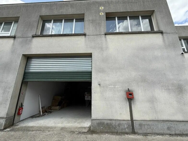Flex in Chelles for lease - Building Photo - Image 1 of 6