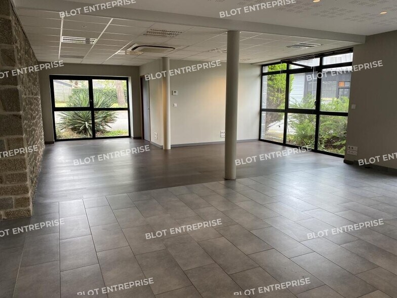 Office in Miniac-Morvan for lease - Interior Photo - Image 2 of 7