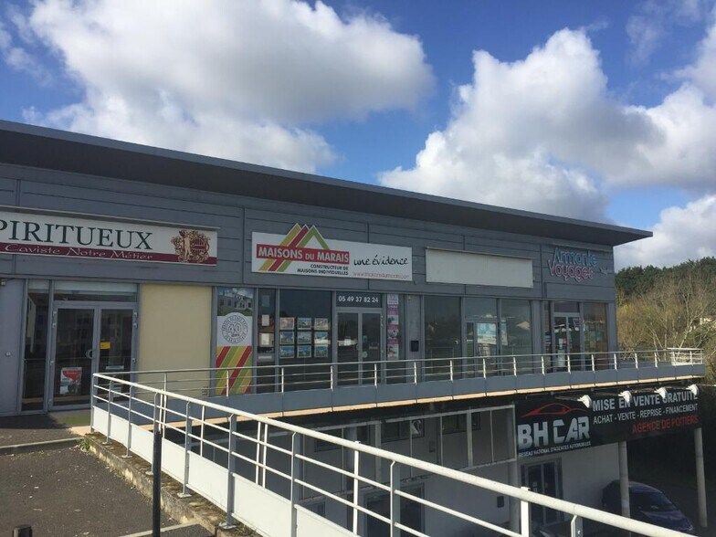 Retail in Poitiers for lease - Building Photo - Image 2 of 4