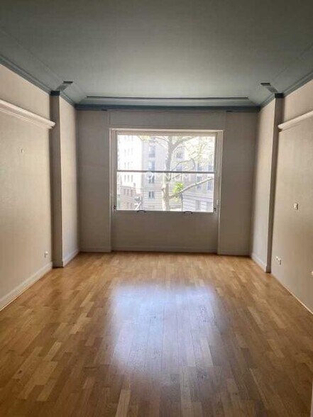 Office in Lyon for lease - Interior Photo - Image 2 of 7