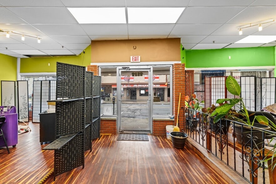 1637 Acushnet Ave, New Bedford, MA for sale - Interior Photo - Image 3 of 40