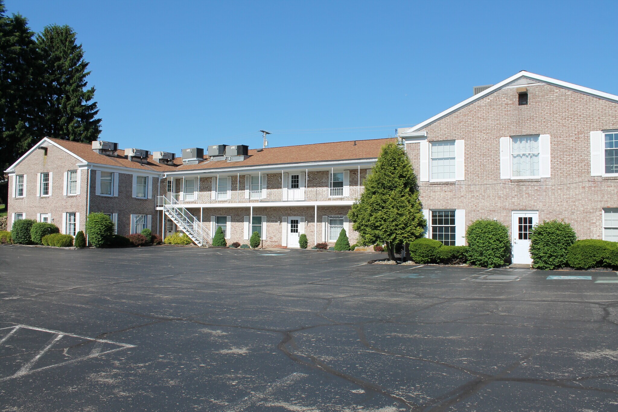 701 N Hermitage Rd, Hermitage, PA 16148 COLONIAL SQUARE