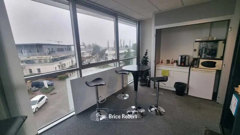 Office in Bron for lease - Building Photo - Image 2 of 8