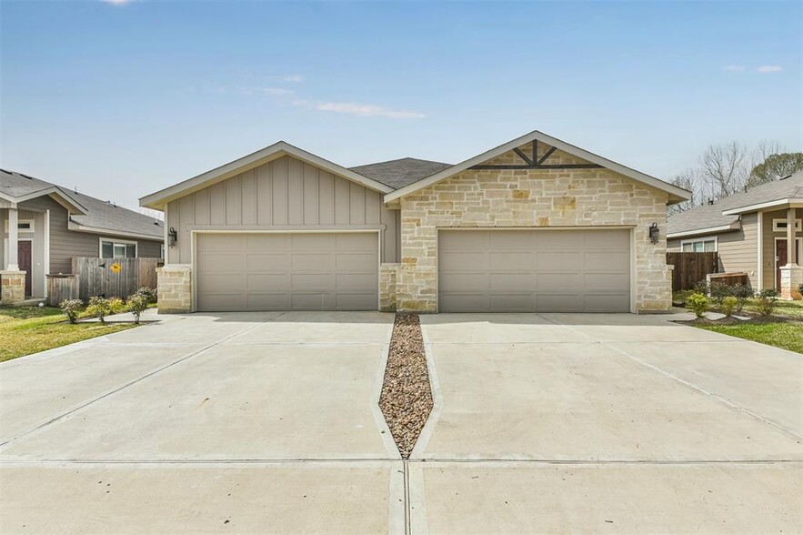 9902-9906 Grosbeak Ln, Magnolia, TX for sale - Primary Photo - Image 1 of 32