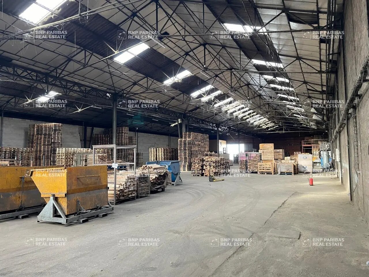 Office in Saint-Jean-de-la-Ruelle for lease Building Photo- Image 1 of 12