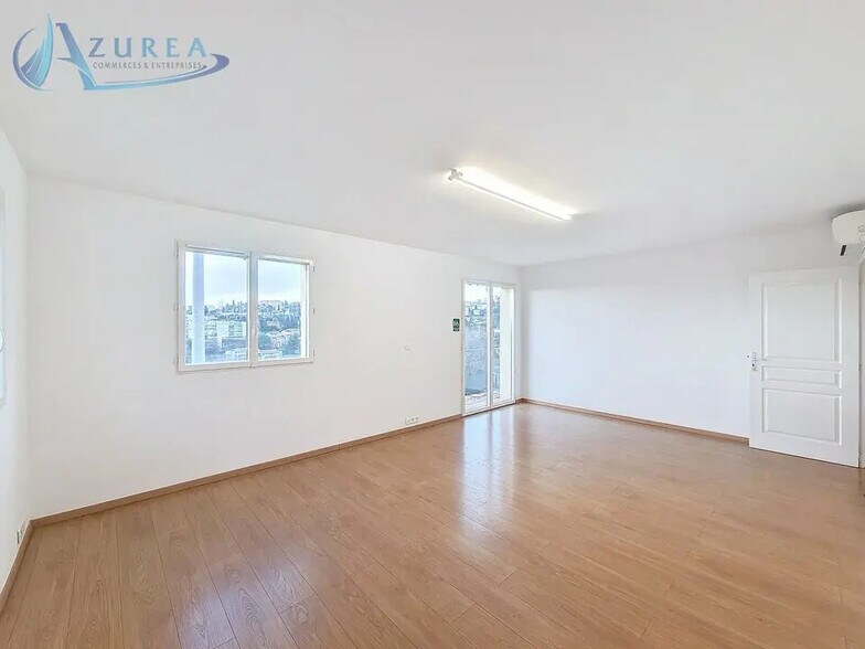 Office in Grasse for lease - Interior Photo - Image 2 of 6