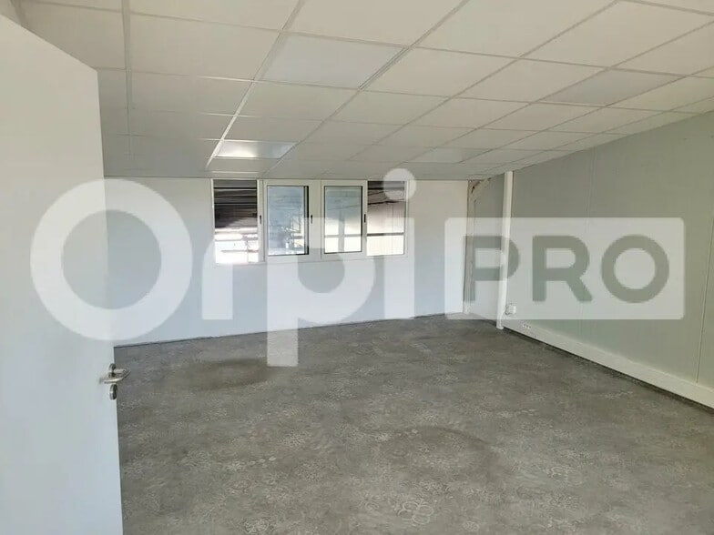 Flex in Bordeaux for lease - Interior Photo - Image 3 of 5