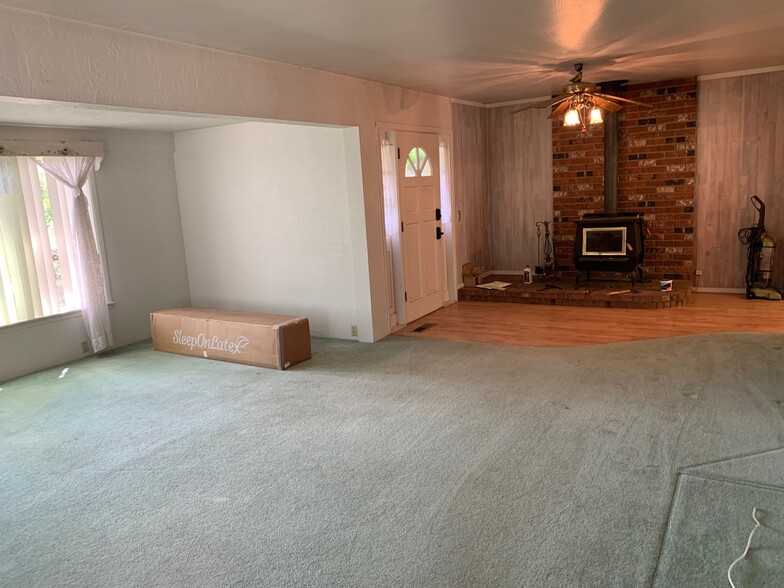 3311 Rogue River Hwy, Gold Hill, OR for lease - Interior Photo - Image 3 of 21