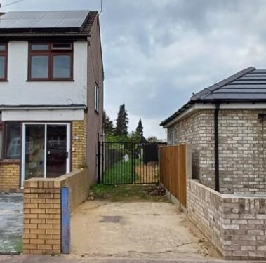 67 Mayswood Gdns, Dagenham for sale Primary Photo- Image 1 of 1