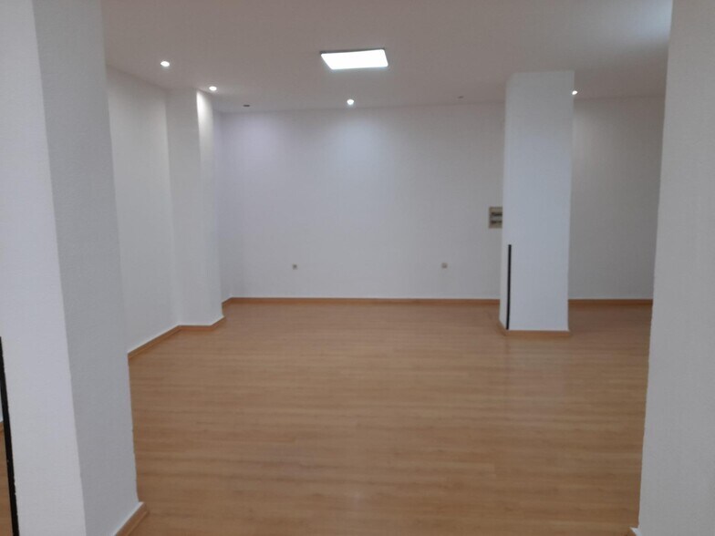 Retail in Cáceres, Cáceres for lease - Building Photo - Image 2 of 23