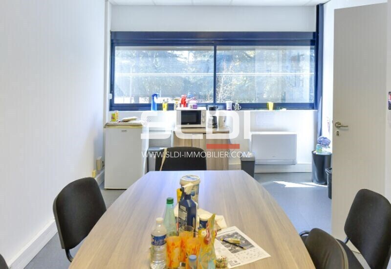Flex in Lyon for lease - Interior Photo - Image 2 of 6