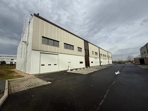 23 Rue Des Beaux Soleils, Osny for lease Building Photo- Image 2 of 8