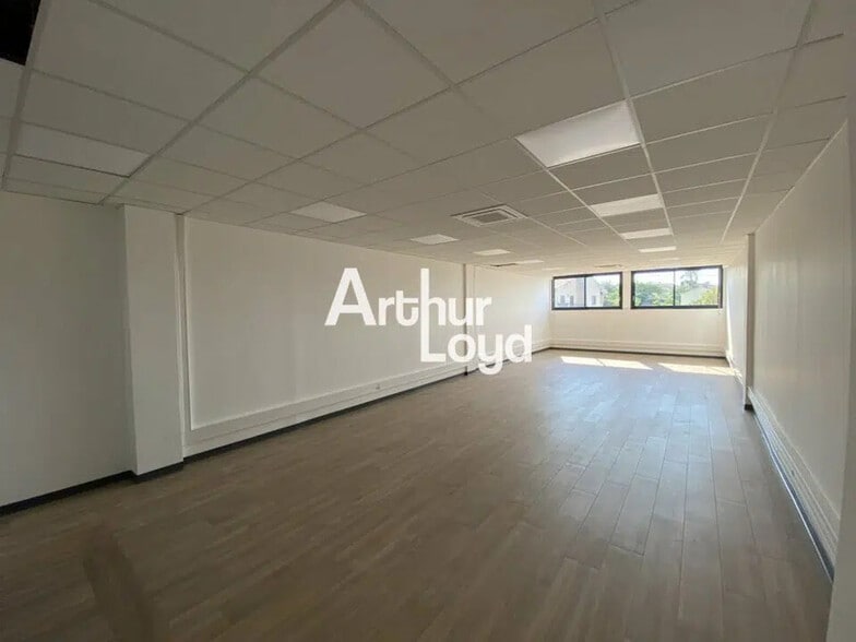 Office in SOPHIA ANTIPOLIS for lease - Interior Photo - Image 3 of 13