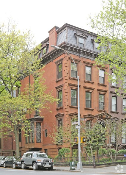 340 Clinton Ave, Brooklyn, NY for sale - Primary Photo - Image 1 of 1