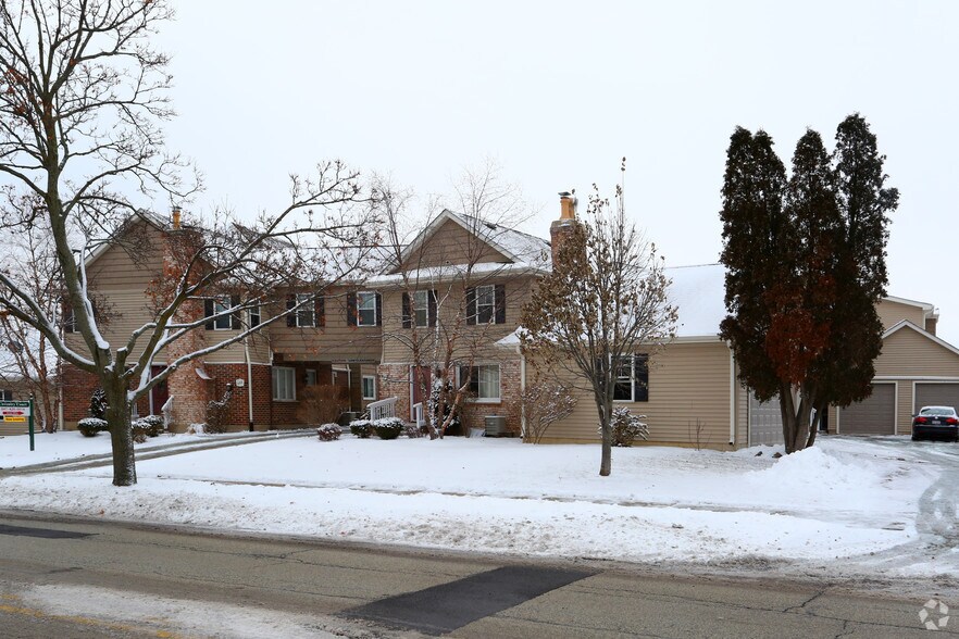 833 Village Quarter Rd, Dundee, IL 60118 Coventry Court