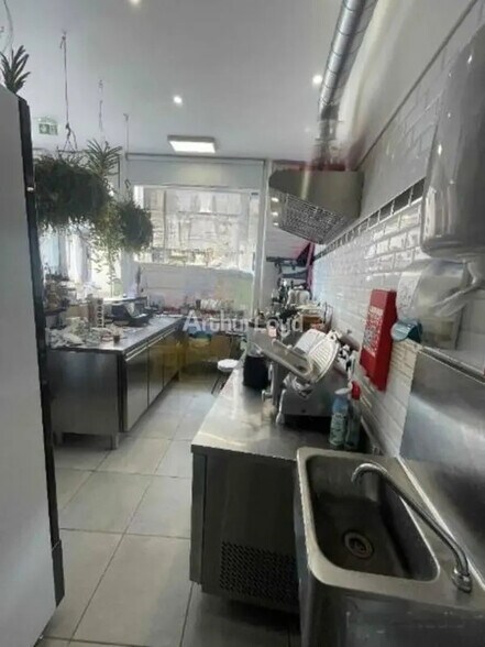 Retail in Reims for lease - Interior Photo - Image 2 of 7