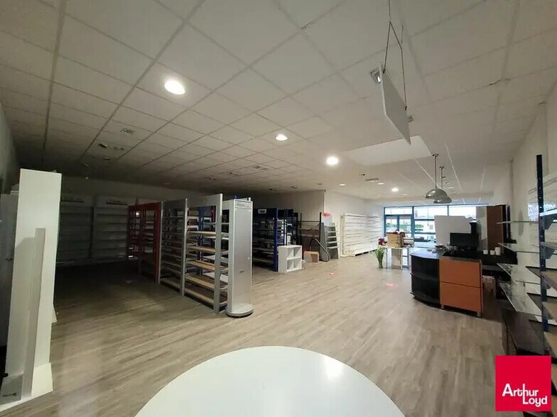 Retail in Le Mans for lease - Interior Photo - Image 1 of 3