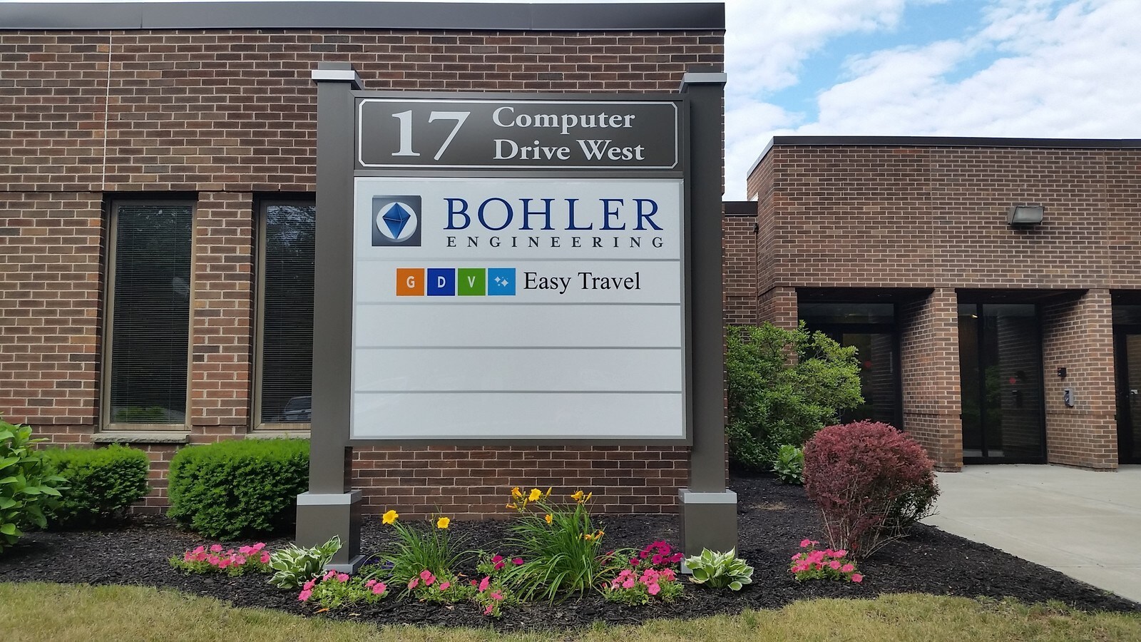 17 Computer Dr W, Albany, NY 12205
