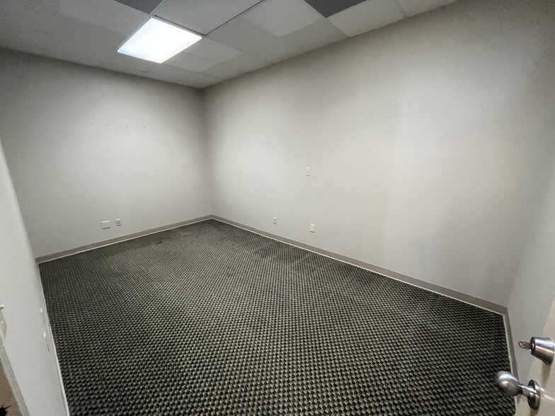 250 Executive Park Blvd, Winston-Salem, NC for lease - Interior Photo - Image 3 of 4