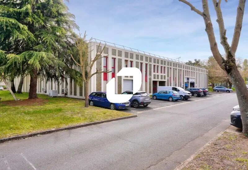 Flex in Éragny for lease Building Photo- Image 1 of 23