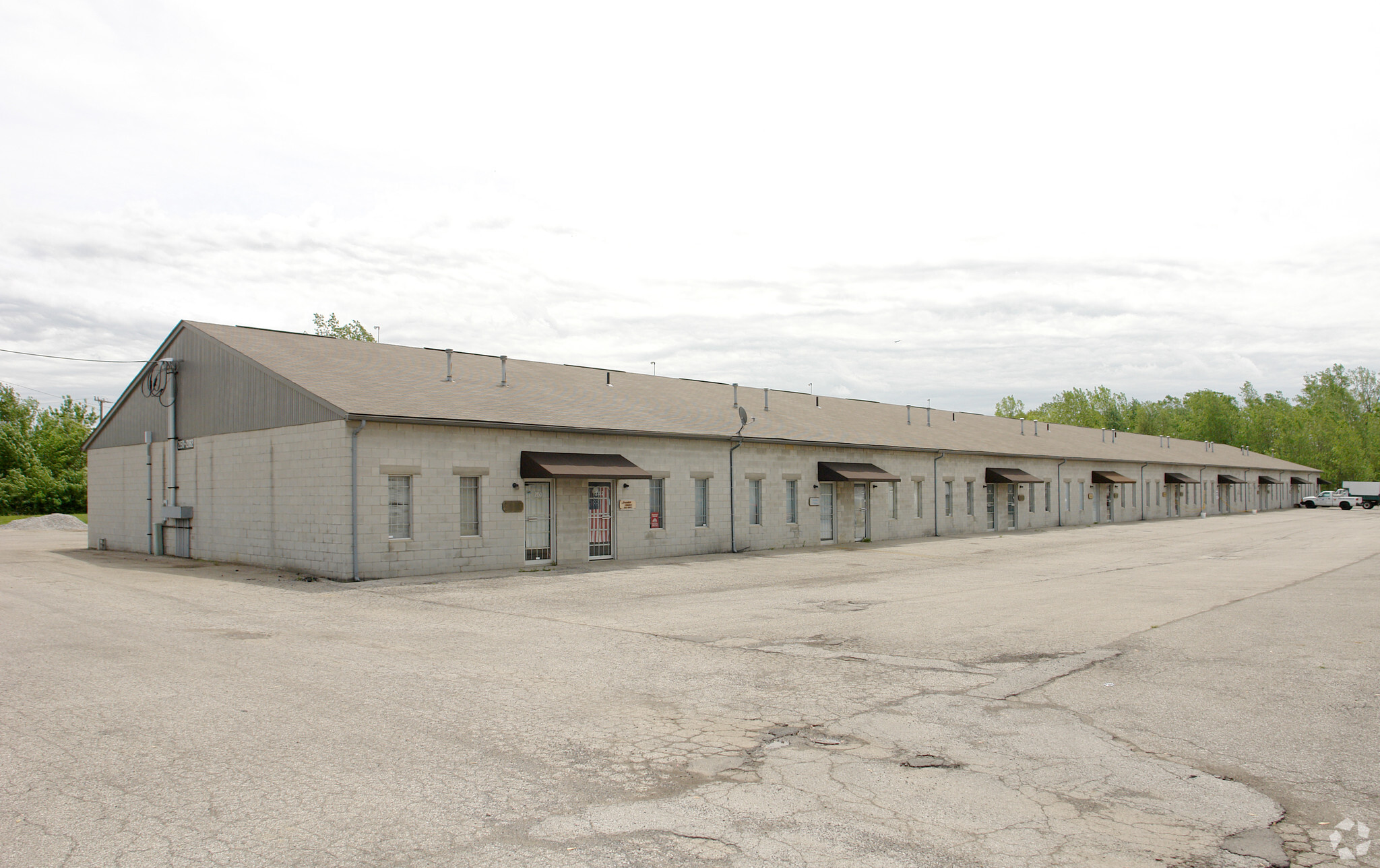 1936 Britains Ln, Columbus, OH for lease Primary Photo- Image 1 of 4