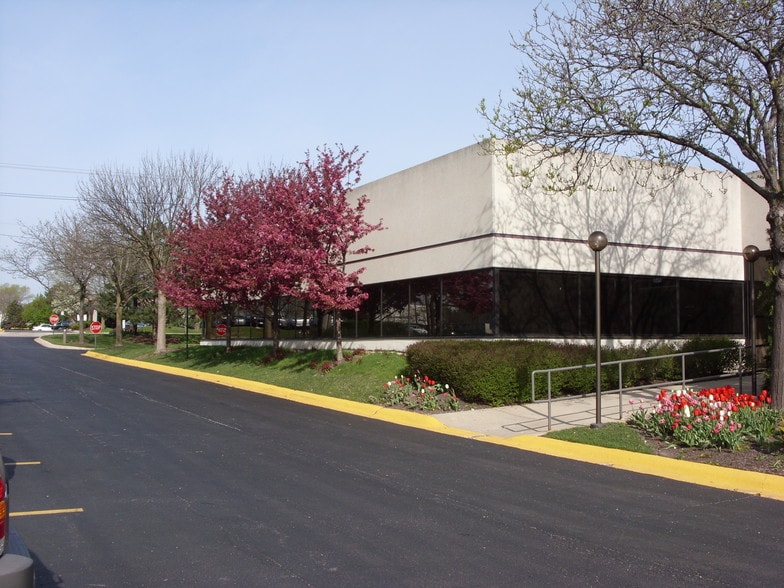1251 N Plum Grove Rd, Schaumburg, IL for lease - Building Photo - Image 3 of 19