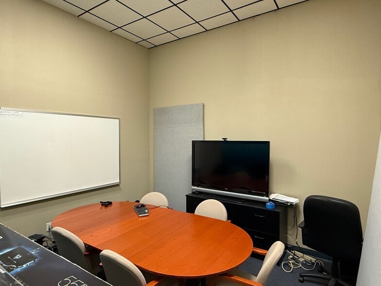 3275-3281 Grande Vista Dr, Newbury Park, CA for lease - Building Photo - Image 2 of 13