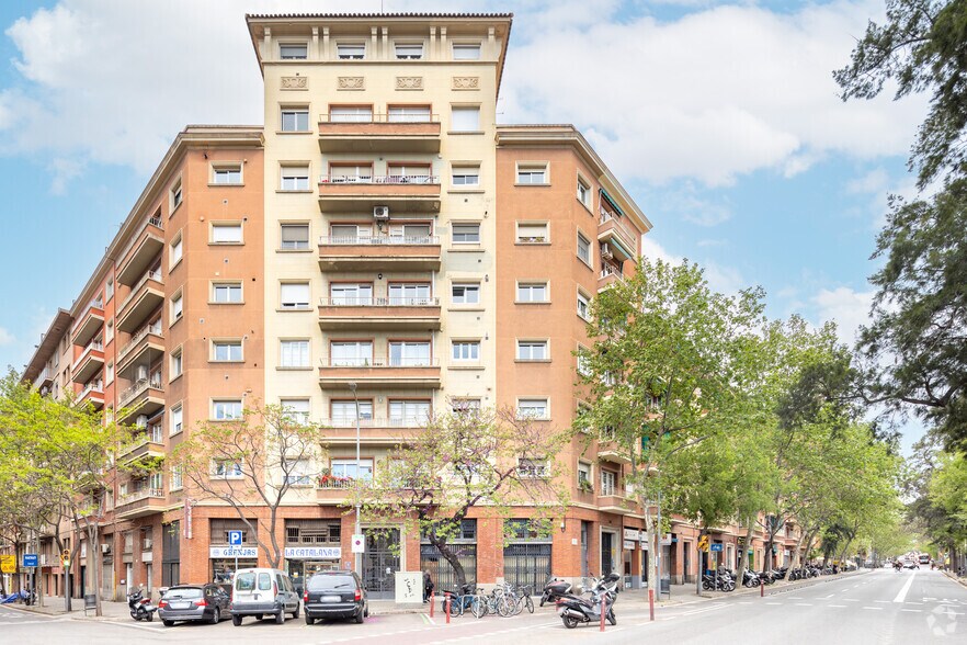 Retail in Barcelona, Barcelona for lease - Building Photo - Image 2 of 2
