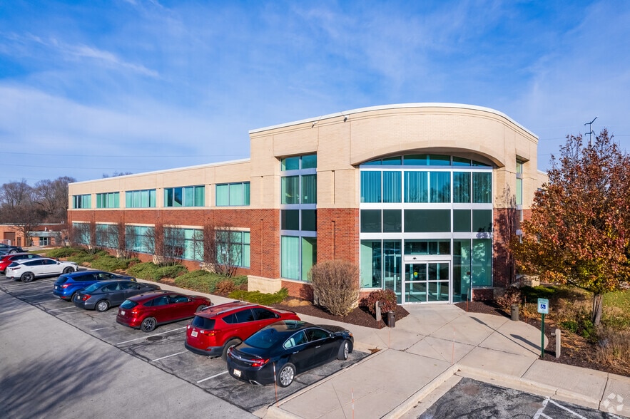 5650 N Green Bay Ave, Glendale, WI for lease - Building Photo - Image 1 of 5