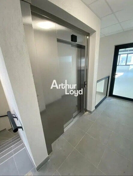 Office in Fréjus for lease - Interior Photo - Image 3 of 4