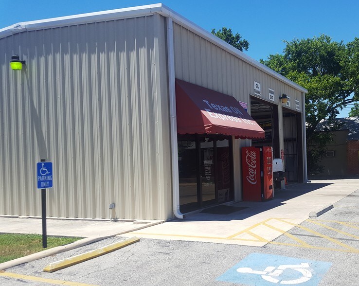 907 S Commerce St, Lockhart, TX for sale - Building Photo - Image 1 of 1