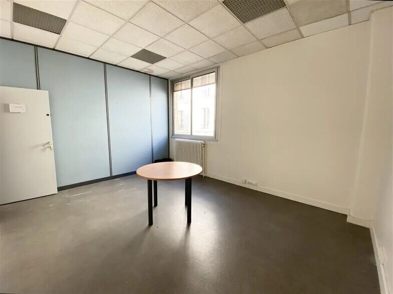 Office in Paris for lease - Building Photo - Image 2 of 6