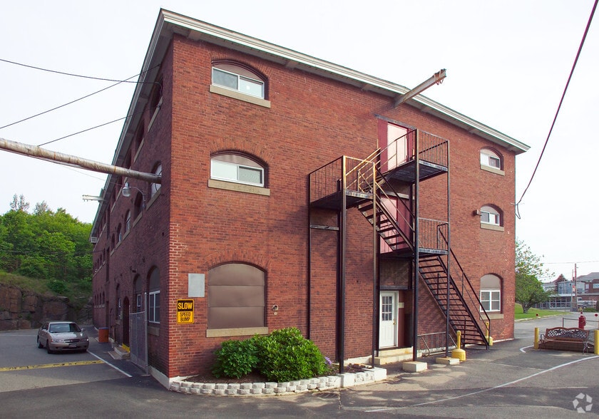 847 Pleasant St, Fall River, MA for lease - Building Photo - Image 2 of 9