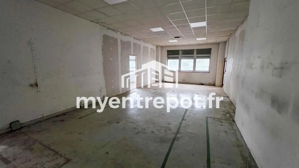 Flex in Marseille for lease - Interior Photo - Image 2 of 9