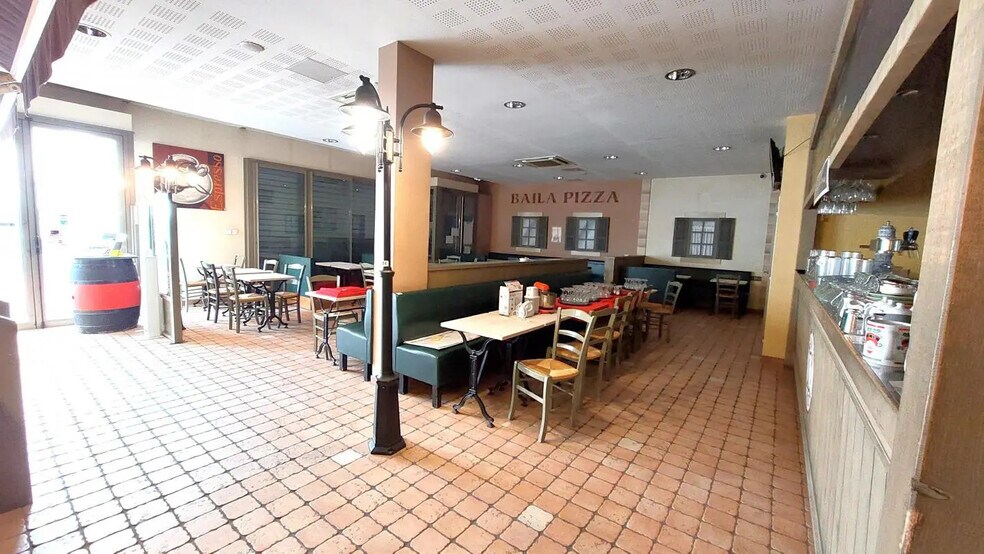 Retail in ANTRAN for lease - Interior Photo - Image 3 of 6