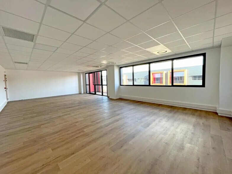 25 Rue Des Usines, Fenouillet for lease - Interior Photo - Image 2 of 39