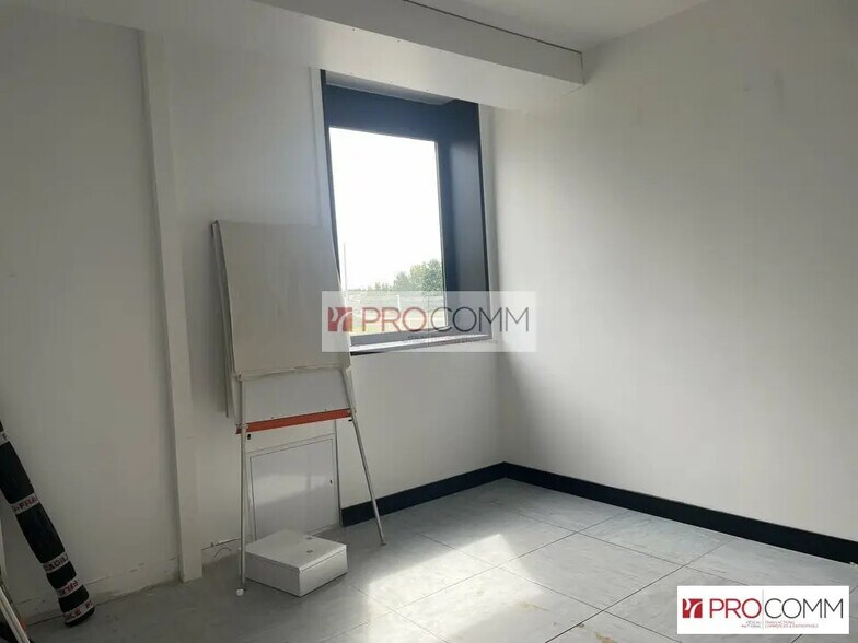 Office in Chartres for lease - Building Photo - Image 2 of 11