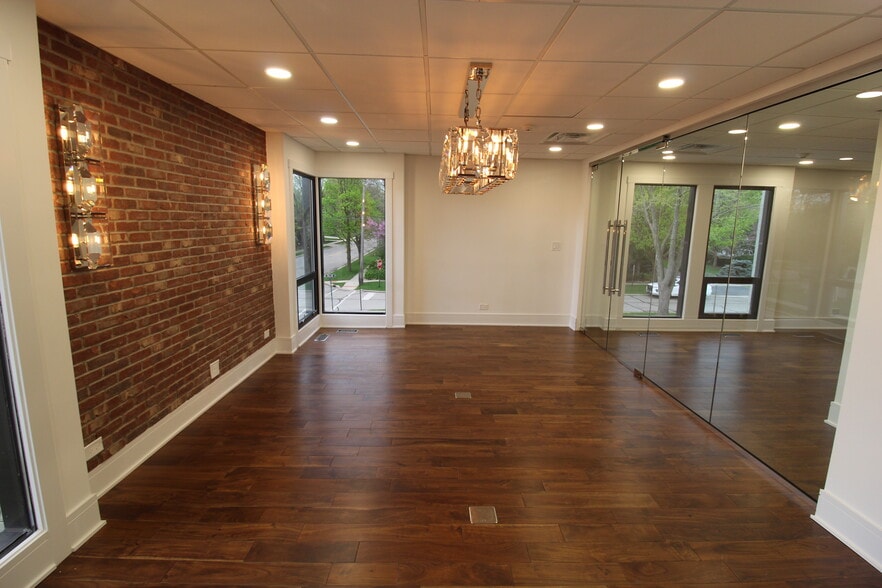 710 N York Rd, Hinsdale, IL for lease - Interior Photo - Image 2 of 7