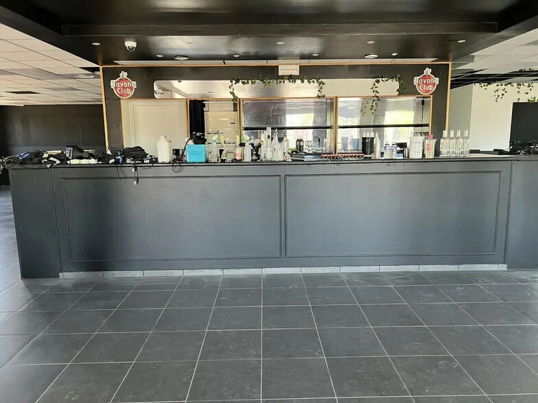 Retail in Aix-en-Provence for lease - Building Photo - Image 2 of 5