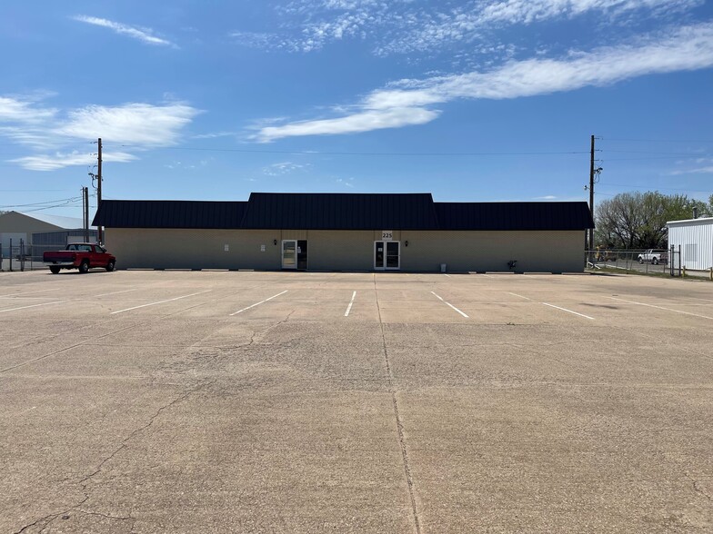 225 S Meridian Rd, Newton, KS for sale - Primary Photo - Image 1 of 1