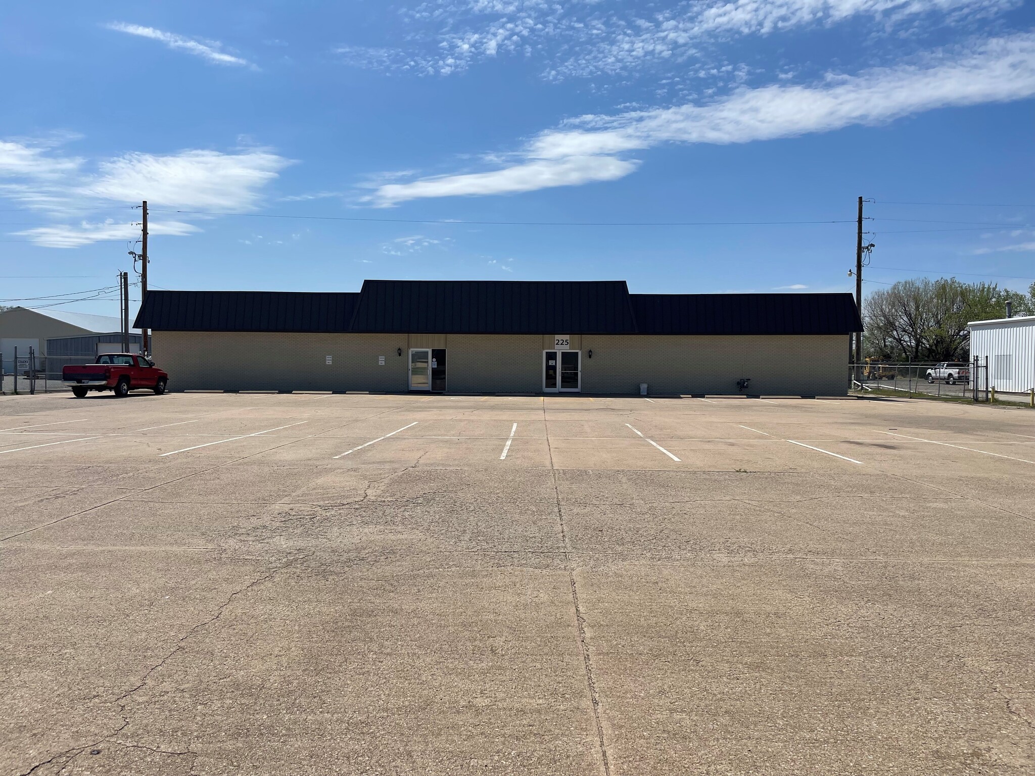 225 S Meridian Rd, Newton, KS for sale Primary Photo- Image 1 of 1