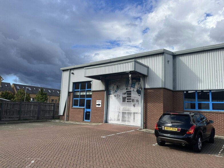 3 Arisdale Av, South Ockendon for lease - Building Photo - Image 2 of 8