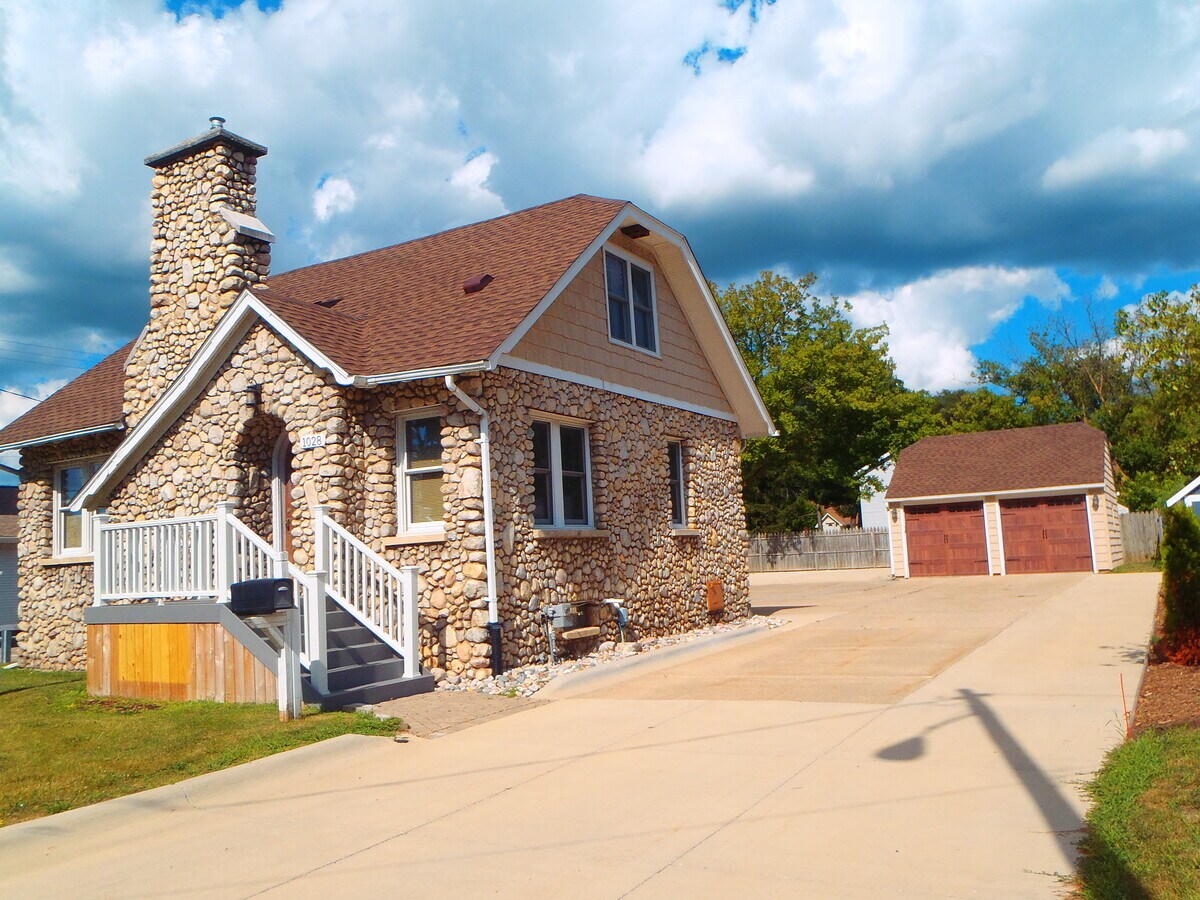 1028 N Leroy St, Fenton, MI 48430