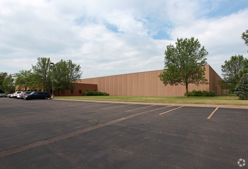 7509 Boone Ave N, Brooklyn Park, MN for lease - Building Photo - Image 1 of 8