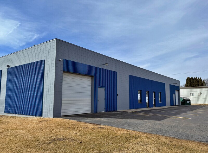 5549 International Dr, Rockford, IL for lease - Building Photo - Image 2 of 3